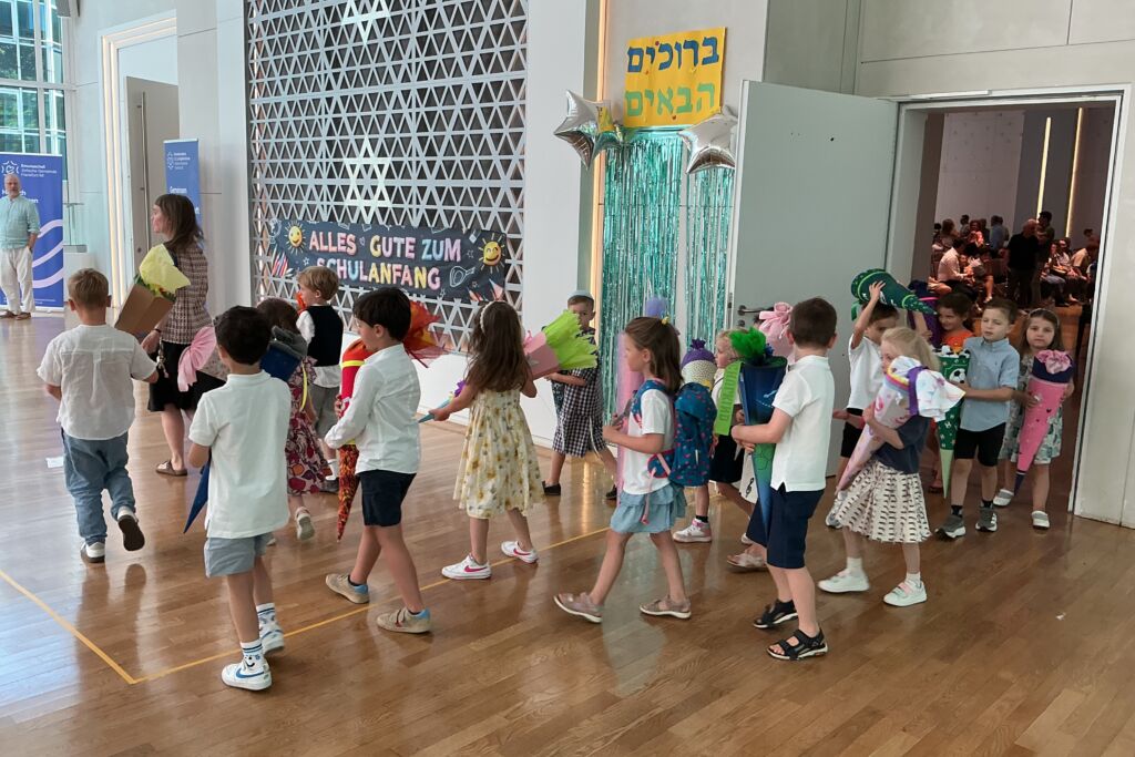 Eingeschulte Kinder auf dem Weg in den Klassenraum