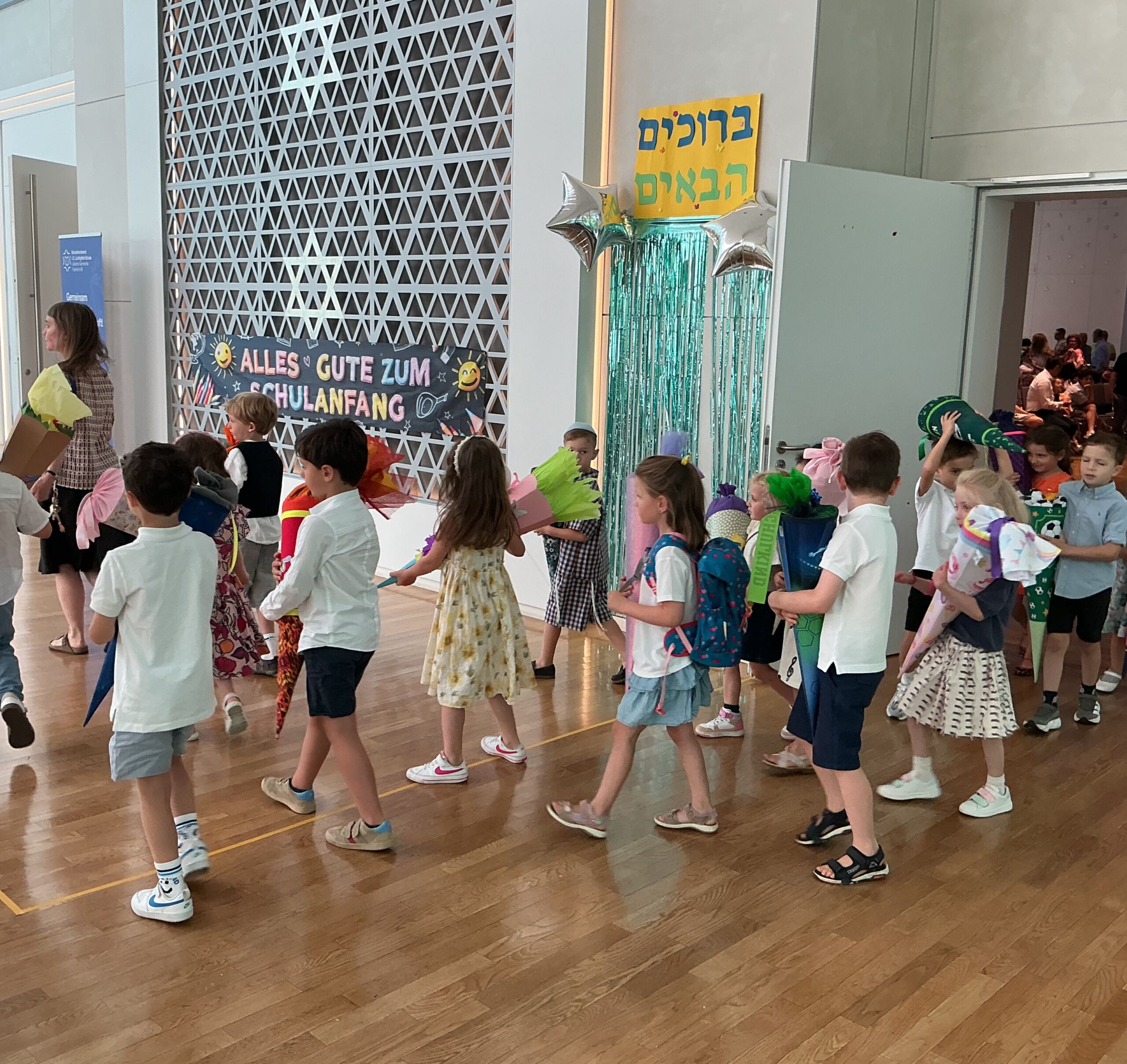 Eingeschulte Kinder auf dem Weg in den Klassenraum